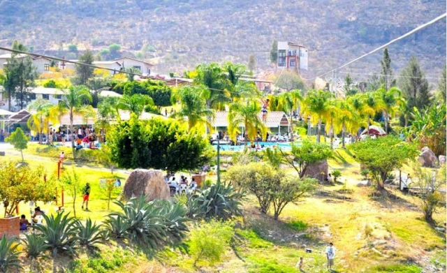 Atraviesa volando el parque